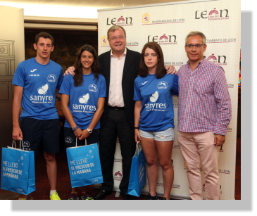 El alcalde recibe a los integrantes del Club Acuático León que participan la próxima semana en el Campeonato de España
