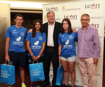 El alcalde recibe a los integrantes del Club Acuático León que participan la próxima semana en el Campeonato de España